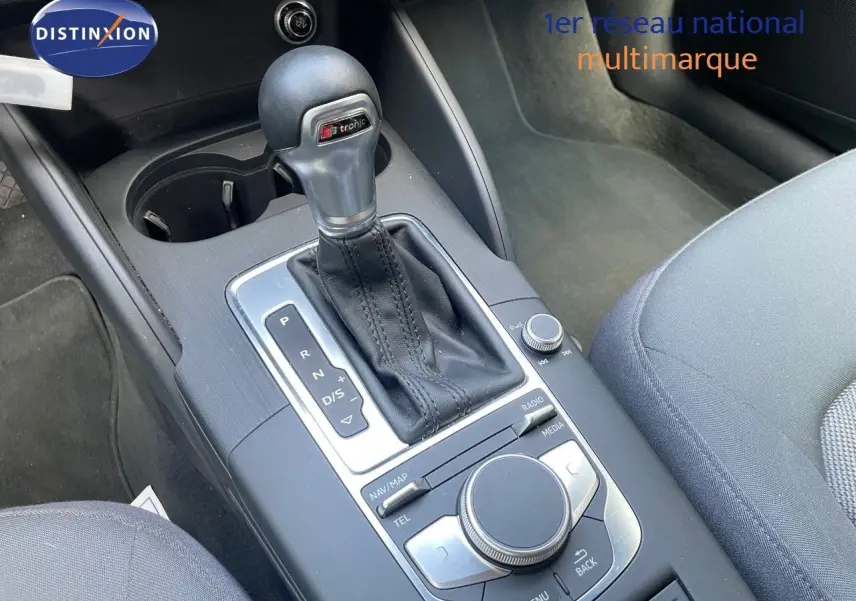 Le levier de vitesse S tronic de l'Audi A3 Sportback 35 TFSI bleu cosmos, vue rapprochée de la console centrale.