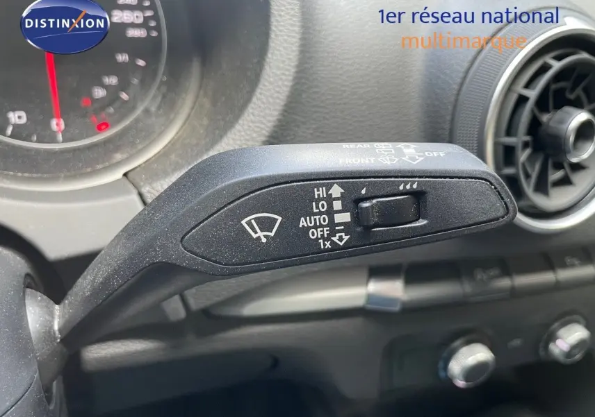 Le levier d'essuie-glace avec commandes visibles dans l'habitacle d'une Audi A3 Sportback bleu cosmos métal de 2020.