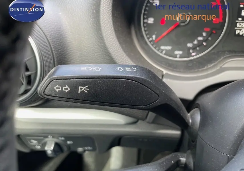 Gros plan sur la commande de clignotants à gauche du volant dans l'habitacle de l'Audi A3 Sportback 2020.