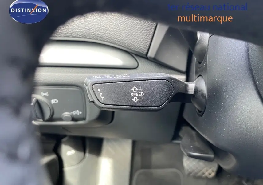 Le levier de régulateur de vitesse noir dans l'habitacle de l'Audi A3 Sportback 35 TFSI 2020.