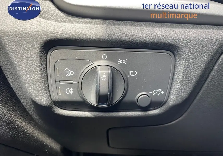 Commande des phares et réglages d'éclairage intérieur en gros plan sur l'Audi A3 Sportback bleu cosmos 2020.
