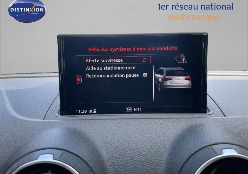 Écran central de l'Audi A3 Sportback 2020 affichant les aides à la conduite avec interface noire et texte rouge et blanc.