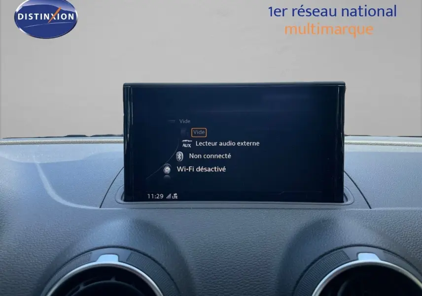 Écran central de l'Audi A3 Sportback 2020 affichant les options audio et Wi-Fi, tableau de bord gris noir visible.