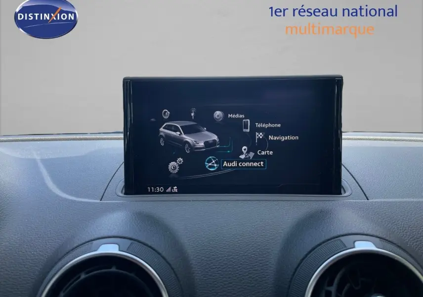 Écran central de l'Audi A3 Sportback 2020 affichant le menu Audi connect sur un tableau de bord gris.