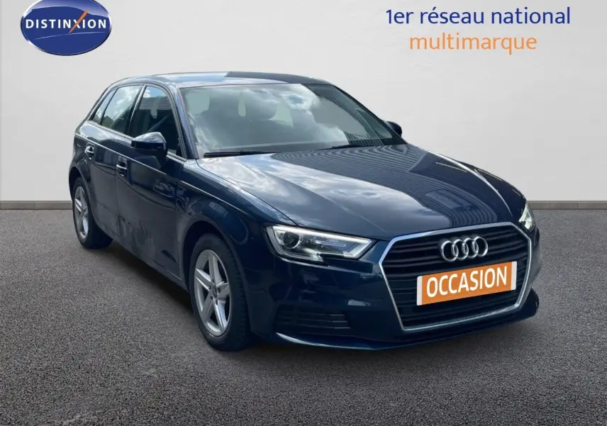 Audi A3 Sportback bleu cosmos métal vue 3/4 avant droit avec calandre hexagonale et phares LED allumés.