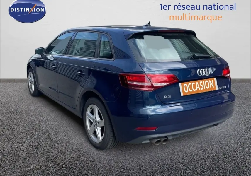 Audi A3 Sportback bleu cosmos métal vue 3/4 arrière droit avec feux LED et double sortie d'échappement.
