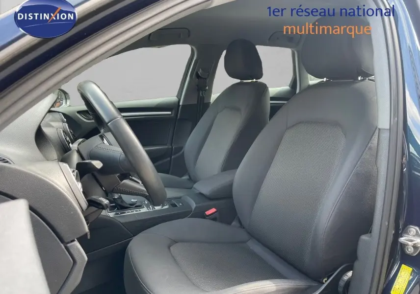 Vue intérieure côté gauche de l'Audi A3 Sportback 2020 avec sièges tissu gris et volant cuir noir.