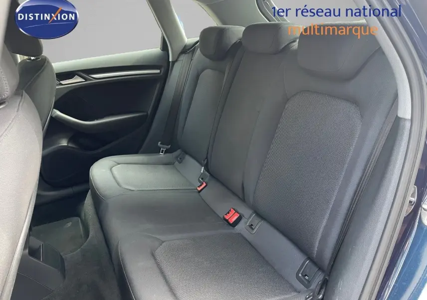 Vue latérale intérieure des sièges arrière en tissu gris noir de l'Audi A3 Sportback 2020 bleu cosmos metal.