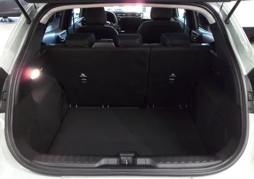 Coffre ouvert vu de l'arrière d'un Ford Puma gris Cactus 2025, montrant l'espace de chargement et les sièges arrière.