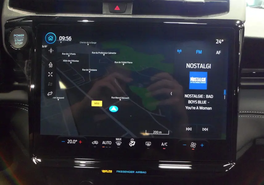 Écran tactile central du Ford Puma 2025 gris Cactus affichant navigation et radio FM Nostalgie.