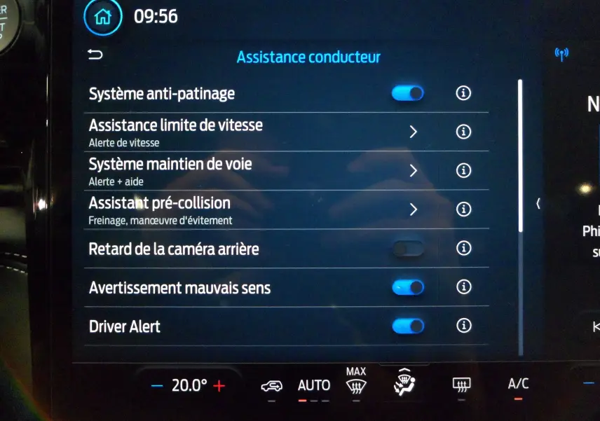 Écran tactile intérieur du Ford Puma 2025 affichant les options d'assistance conducteur en mode nuit.