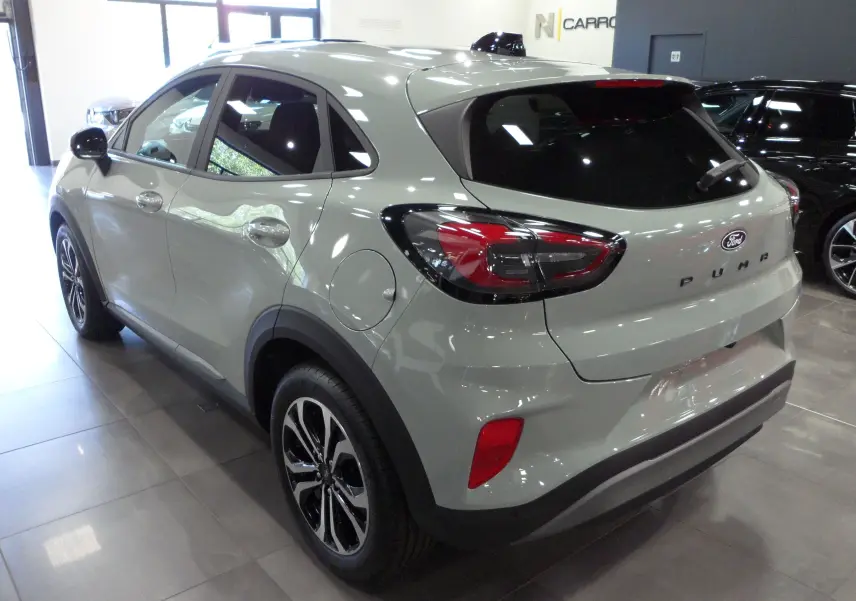 Vue 3/4 arrière droite du Ford Puma 2025 gris Cactus avec feux arrière LED et jantes bi-ton 17 pouces.