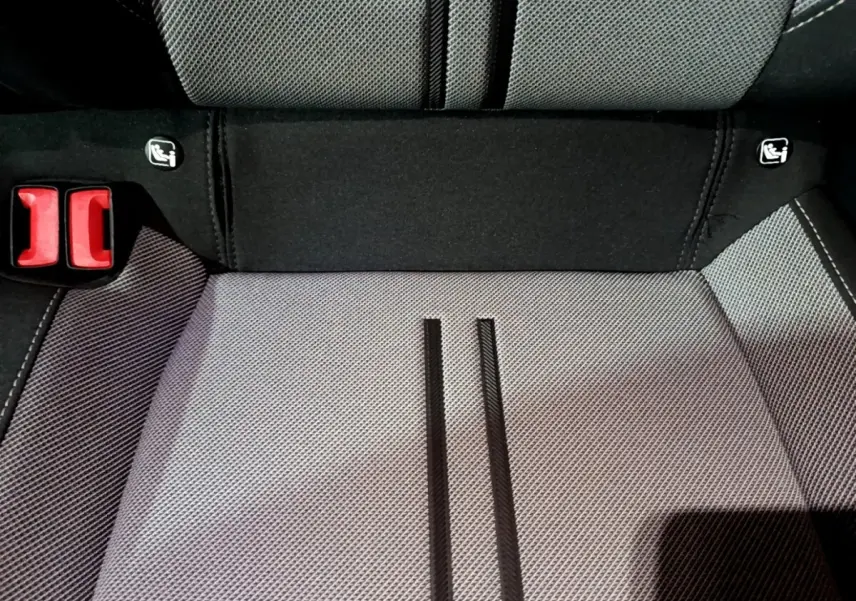 Gros plan sur la banquette arrière grise de la SEAT LEON 2023, montrant les ceintures de sécurité et les fixations Isofix.