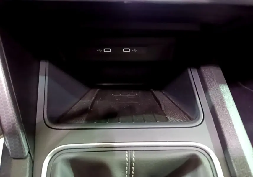 Gros plan sur la console centrale noire du SEAT Leon gris clair, montrant les ports USB-C et le rangement avant le levier de vitesses.