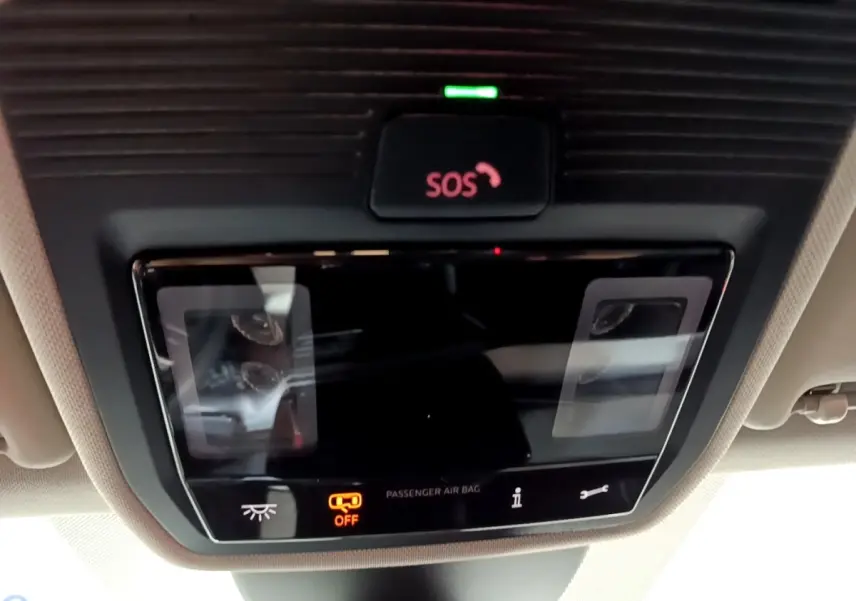 Panneau de commande intérieur avec bouton SOS et indicateur airbag passager désactivé sur SEAT Leon 2023.