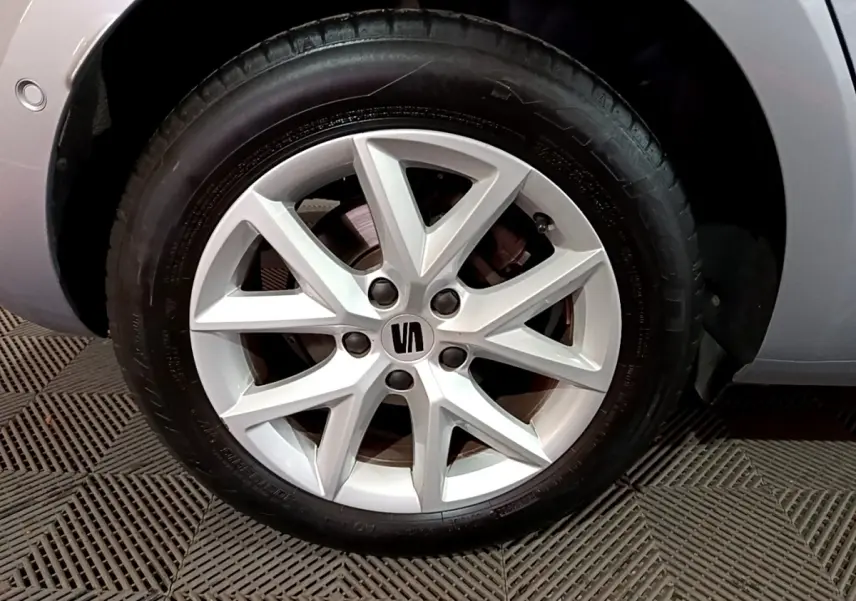 Gros plan sur la roue avant droite gris clair d'une SEAT LEON 2023 avec jante alliage à 10 branches.