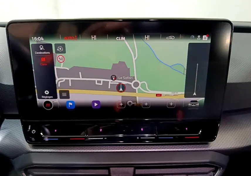 Écran tactile central affichant la navigation 3D dans l'habitacle d'une SEAT Leon gris clair 2023.