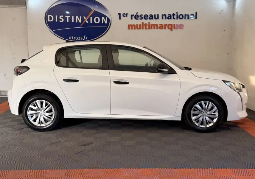 Vue latérale droite d'une Peugeot 208 blanche de 2020, avec jantes alliage et poignées de porte noires.