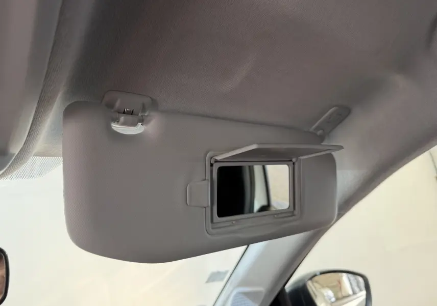 Vue intérieure du pare-soleil côté conducteur avec miroir ouvert sur Peugeot 208 PureTech 75 S&S Like 2020.