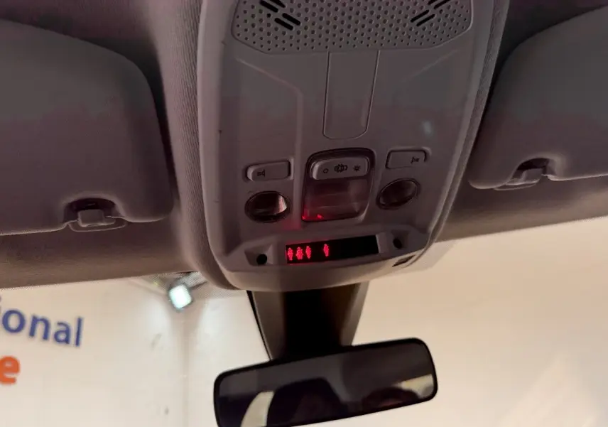 Vue intérieure du plafonnier gris avec commandes et rétroviseur d’une Peugeot 208 PureTech 75 S&S Like 2020.