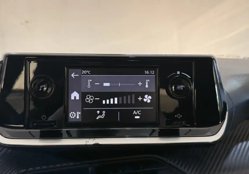 Écran tactile central de la Peugeot 208 PureTech 75 S&S Like 2020 affichant les réglages de climatisation.