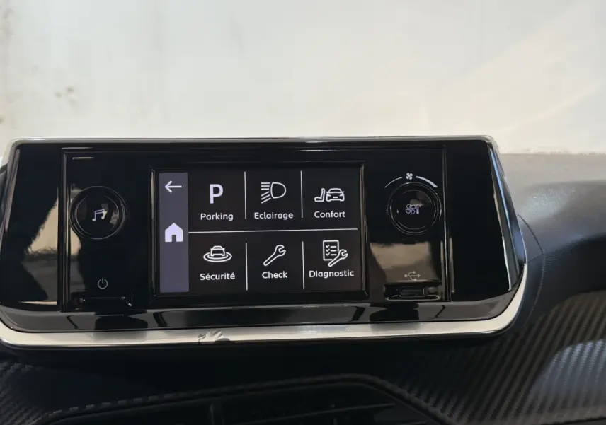 Écran tactile central de la Peugeot 208 PureTech 75 S&S Like 2020 affichant les menus Parking, Éclairage, Confort, Sécurité, Check et Diagnostic.
