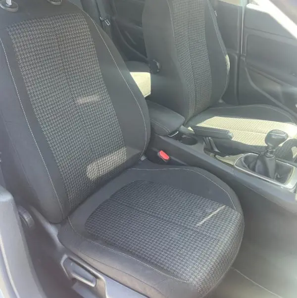 Vue intérieure côté droit des sièges avant en tissu noir à motifs, avec levier de vitesse manuel, Peugeot 308 blanc 2020.