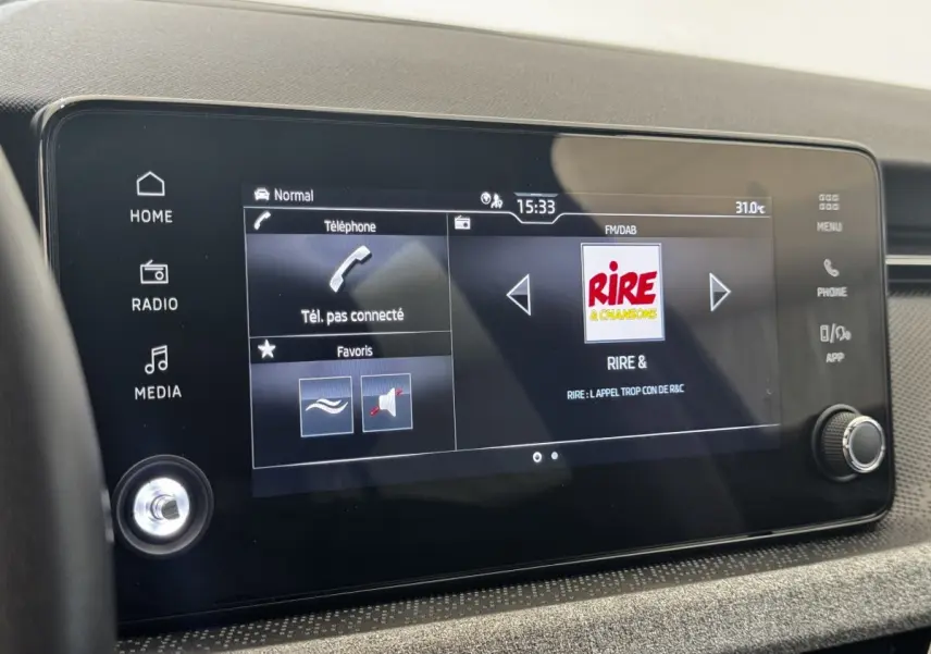 Écran tactile central 8,25 pouces du Skoda Scala 2025, affichant la radio et les options multimédia.