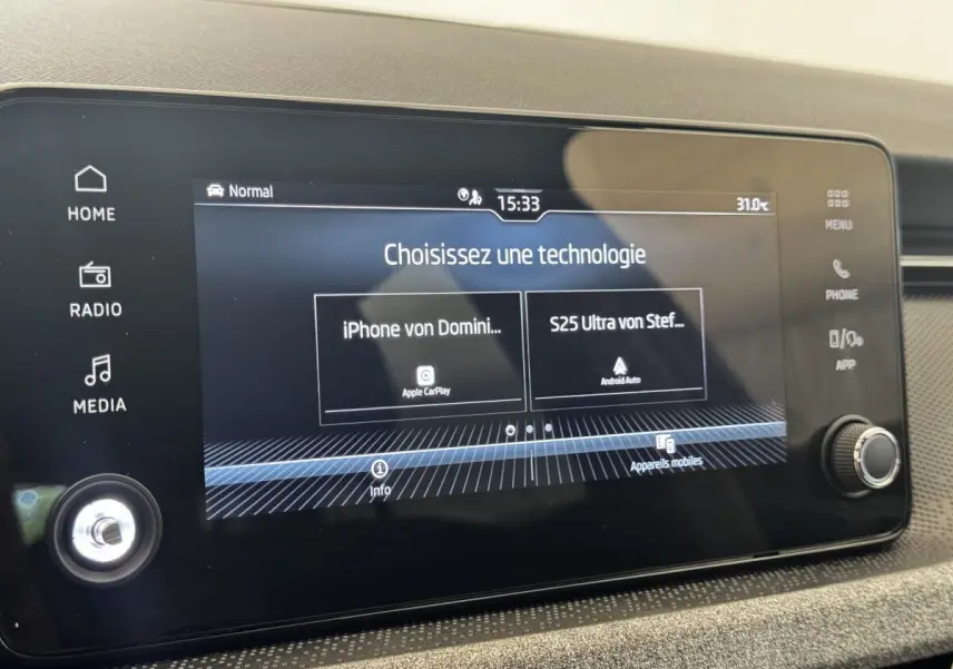 Écran tactile central 8,25 pouces du Skoda Scala 1.0 TSI gris clair, affichant options Apple CarPlay et Android Auto.