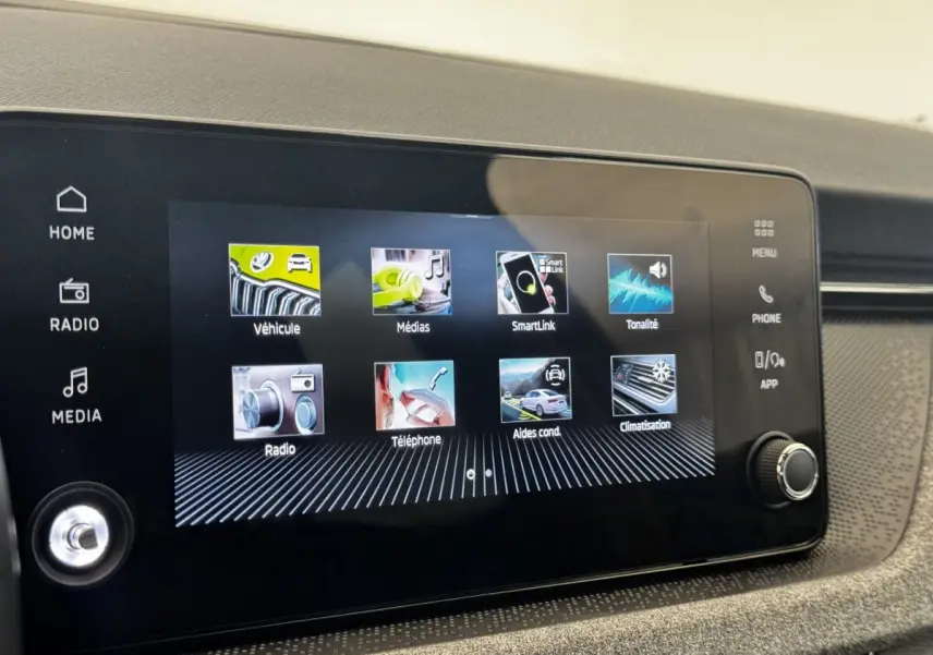 Écran tactile central de 8,25 pouces du Skoda Scala gris clair, affichant le menu principal multimédia et véhicule.
