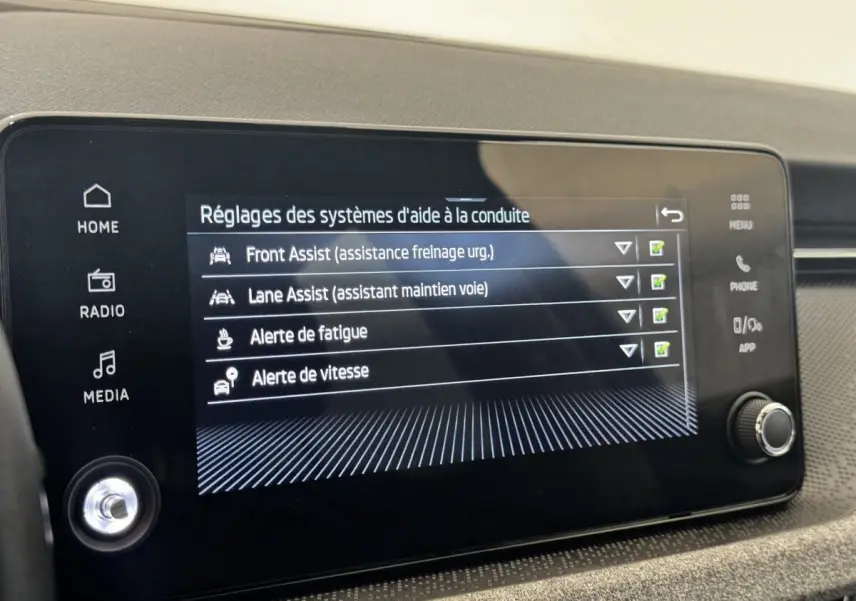 Écran tactile central de la Skoda Scala gris clair affichant les réglages d'aide à la conduite.