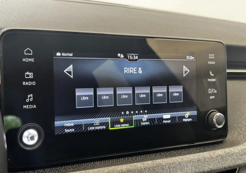 Écran tactile central de 21 cm du Skoda Scala 2025, affichant les options radio avec commandes autour.