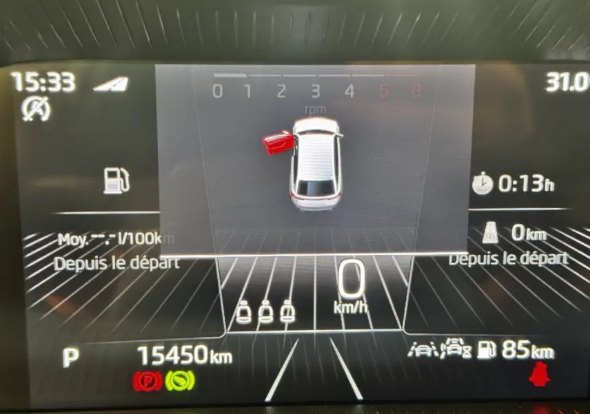 Affichage numérique du combiné d'instruments d'une Skoda Scala gris clair, montrant porte avant gauche ouverte et vitesse à 0 km/h.