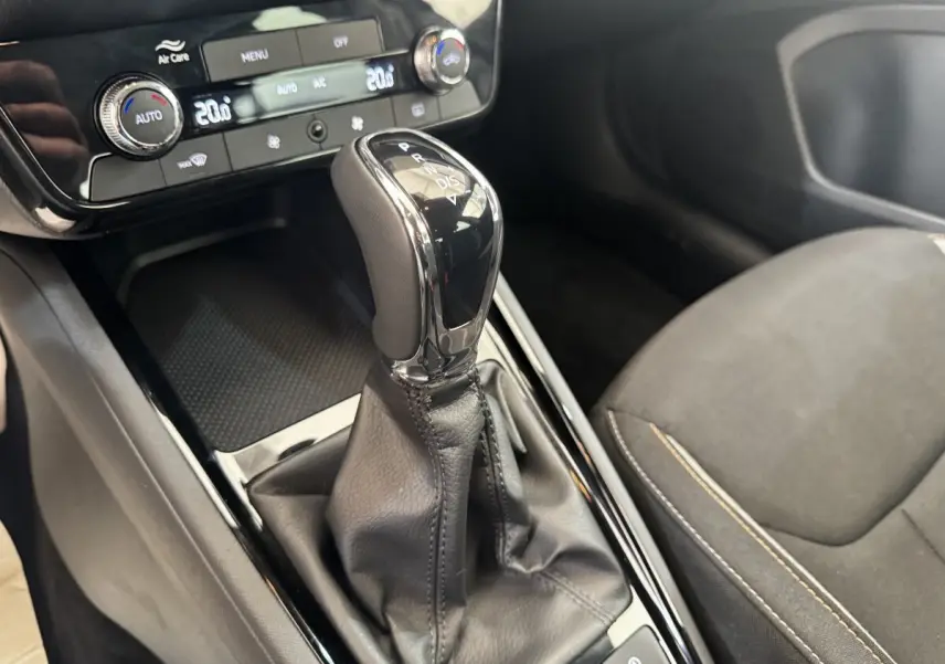 Gros plan intérieur sur la commande de boîte automatique noire et la console centrale du Skoda Scala 1.0 TSI 2025.