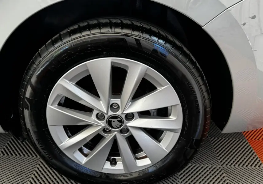 Gros plan sur la roue avant droite gris clair d'une Skoda Scala 2025 avec jante alliage et pneu Nexen.