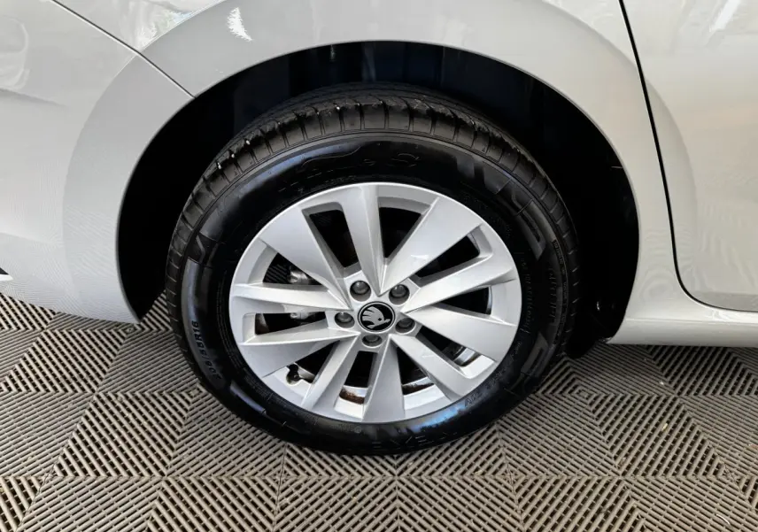 Gros plan sur la roue arrière droite gris clair d'une Skoda Scala 2025 avec jante alliage à 10 branches.
