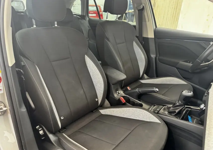 Vue intérieure côté avant droit de la Skoda Scala 1.0 TSI 116ch DSG7 gris clair, sièges tissu bicolore noir et gris.