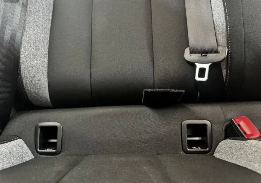 Gros plan sur la banquette arrière noire et grise de la Skoda Scala avec ceintures et fixations ISOFIX visibles.