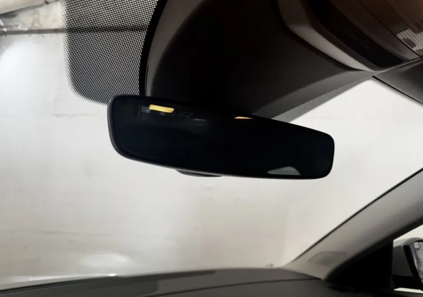 Vue intérieure centrée sur le rétroviseur intérieur d’une Skoda Scala gris clair, avec partie du tableau de bord visible.
