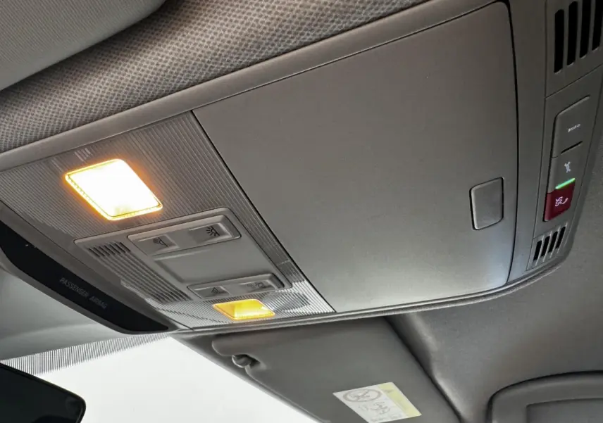 Plafonnier intérieur allumé avec commandes et panneaux gris clair dans une Skoda Scala 2025 vue de dessous.