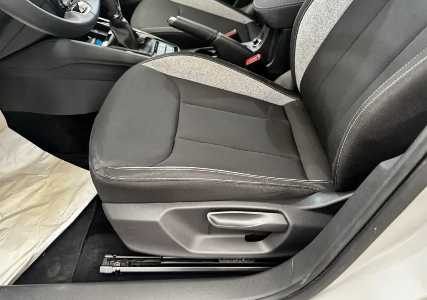 Vue rapprochée du siège avant droit gris foncé avec surpiqûres blanches dans l’habitacle d’une Skoda Scala 2025.