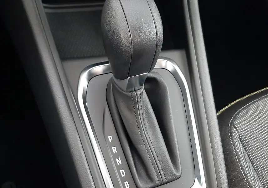 Le levier de boîte automatique noir du Renault Captur E-Tech Hybrid 145ch, vue en gros plan intérieur.