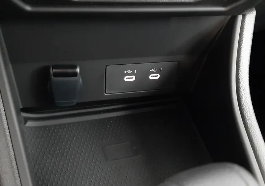 Gros plan sur les ports USB-C doubles et prise 12V dans la console centrale du Renault Captur E-Tech Hybrid 2024.
