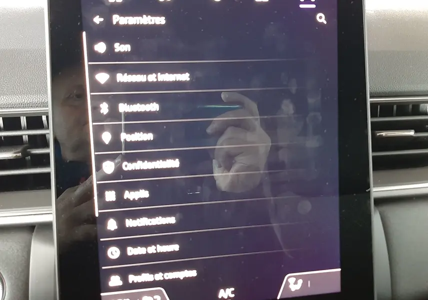 Écran tactile central du tableau de bord du Renault Captur E-Tech Hybrid 2024, affichant le menu des paramètres.