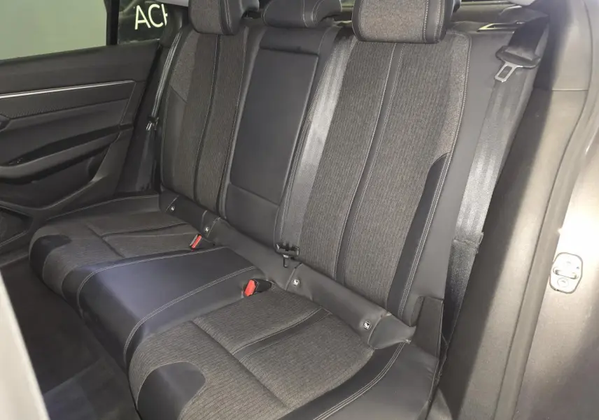 Banquette arrière tissu et cuir gris de la Peugeot 508 Allure 2018 vue côté droit avec ceinture de sécurité.