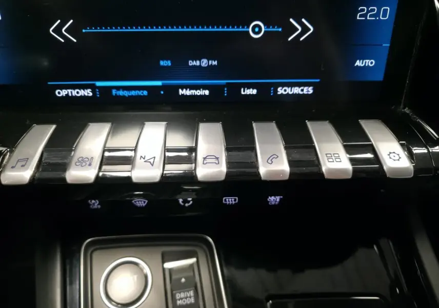 Console centrale avant de Peugeot 508 gris 2018 avec touches piano chromées et écran tactile affichant la radio