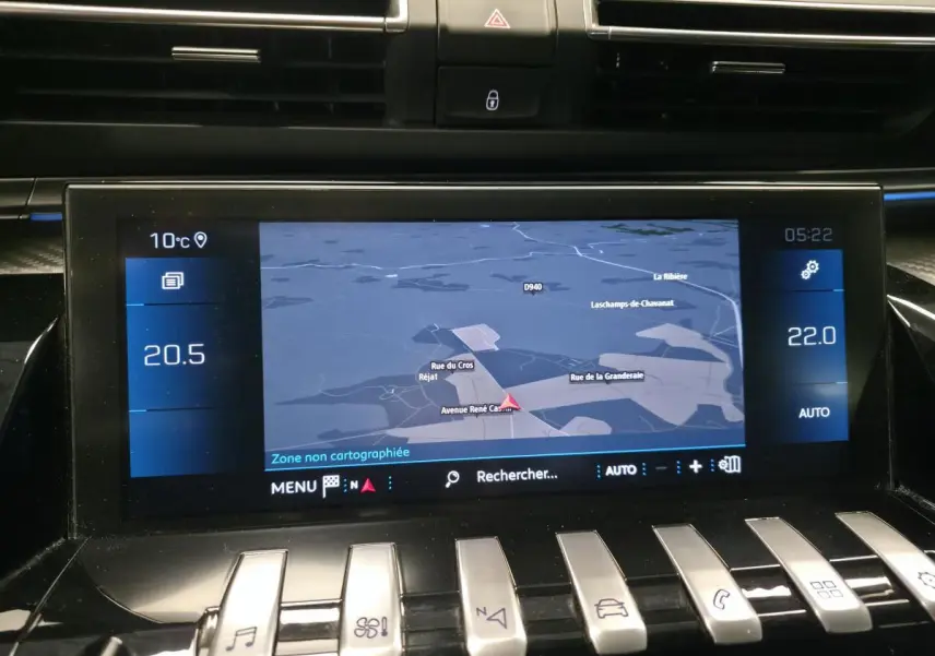 Écran tactile central du Peugeot 508 Allure 2018 montrant la navigation et commandes climatisation en intérieur noir.
