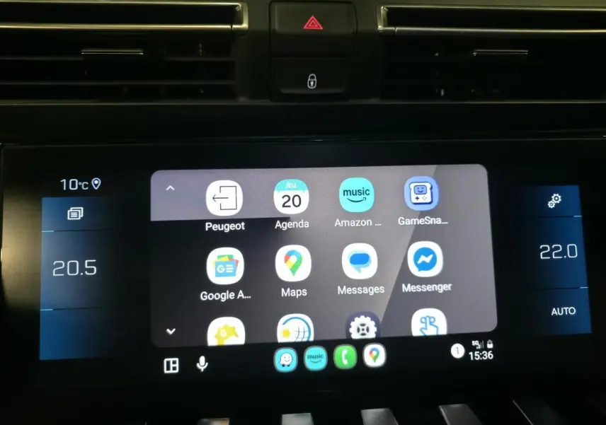Écran tactile central du Peugeot 508 2018 affichant des applications connectées avec commandes climatisation à gauche et droite.