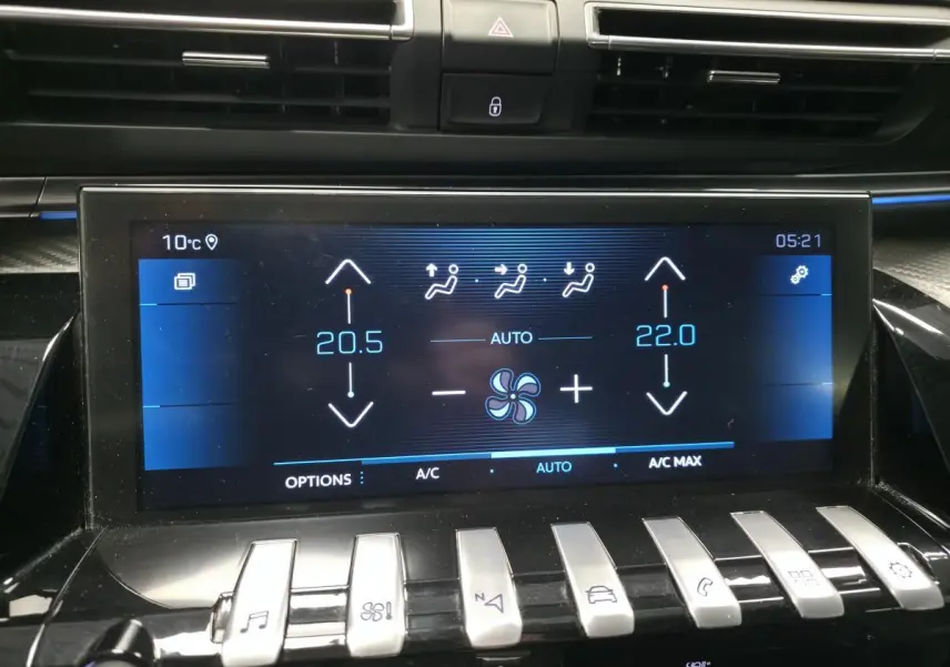 Écran tactile central du tableau de bord Peugeot 508 gris, affichant la climatisation bi-zone à 20,5°C et 22°C en mode automatique.