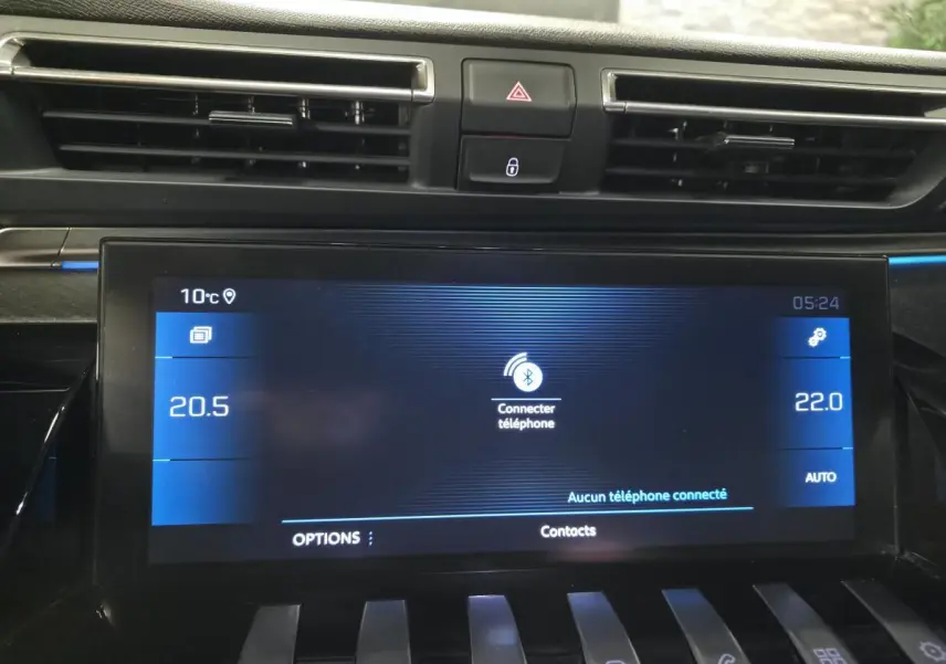 Écran tactile central du Peugeot 508 gris montrant la connexion Bluetooth et commandes climatisation à 20,5 et 22°C